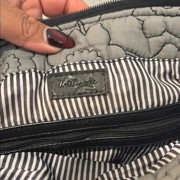 Gray Crossbody Bag with Quilted Floral Pattern - Picture 3 of 8